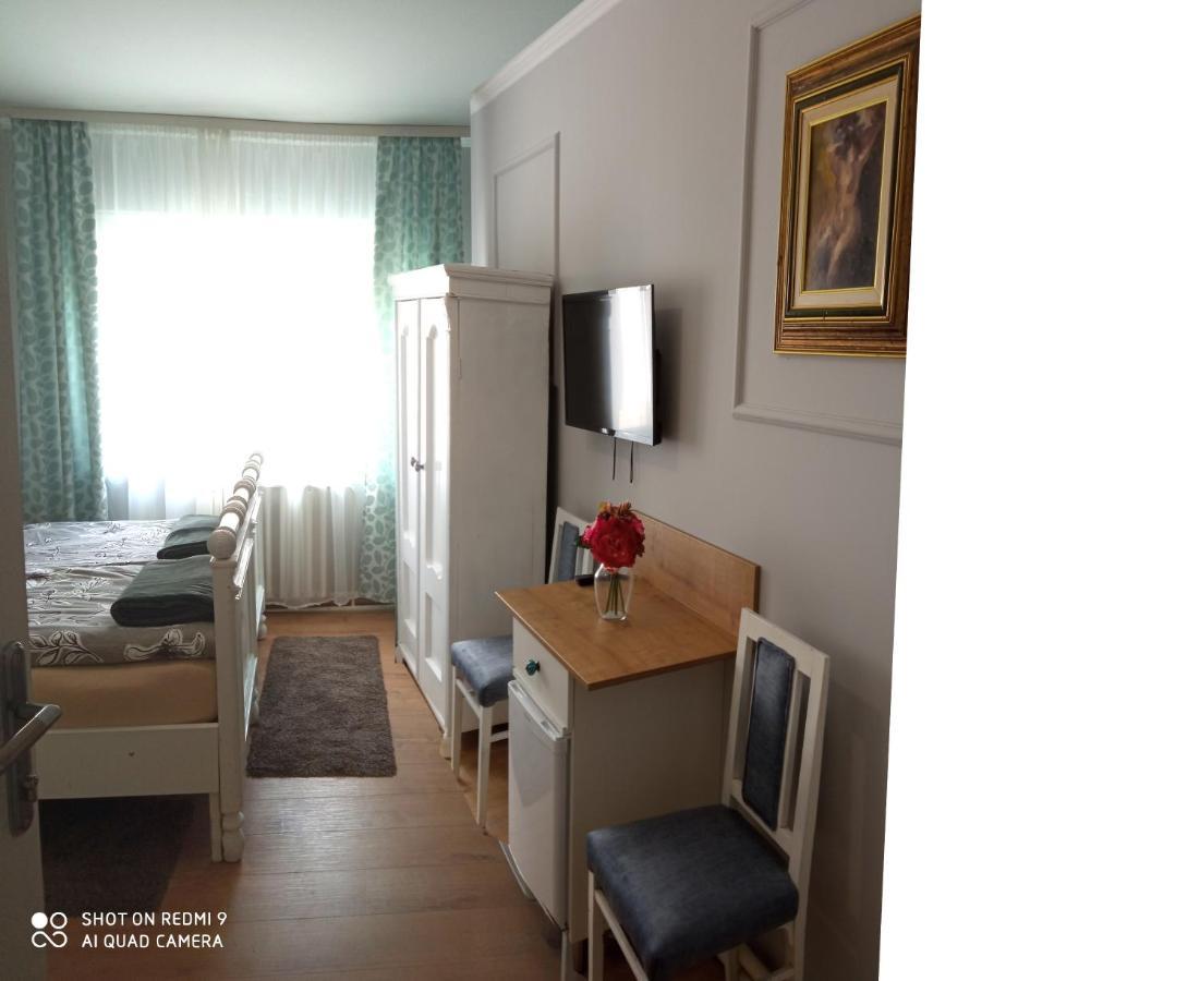 Villa Lucia - Apartments&Rooms Σλαβόνσκι Μπροντ Εξωτερικό φωτογραφία