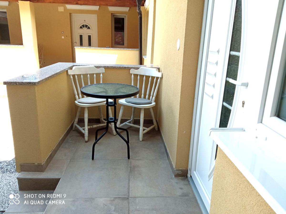 Villa Lucia - Apartments&Rooms Σλαβόνσκι Μπροντ Εξωτερικό φωτογραφία
