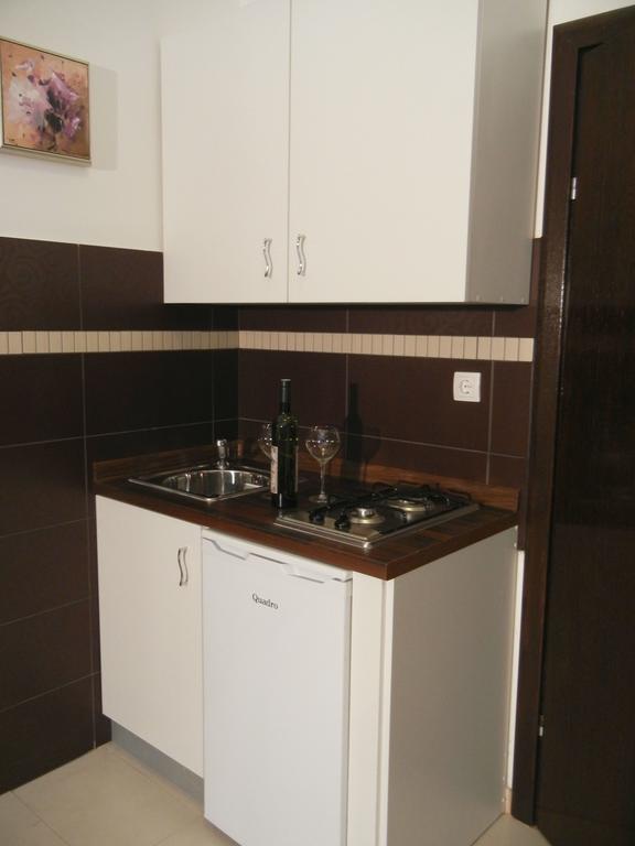 Villa Lucia - Apartments&Rooms Σλαβόνσκι Μπροντ Εξωτερικό φωτογραφία
