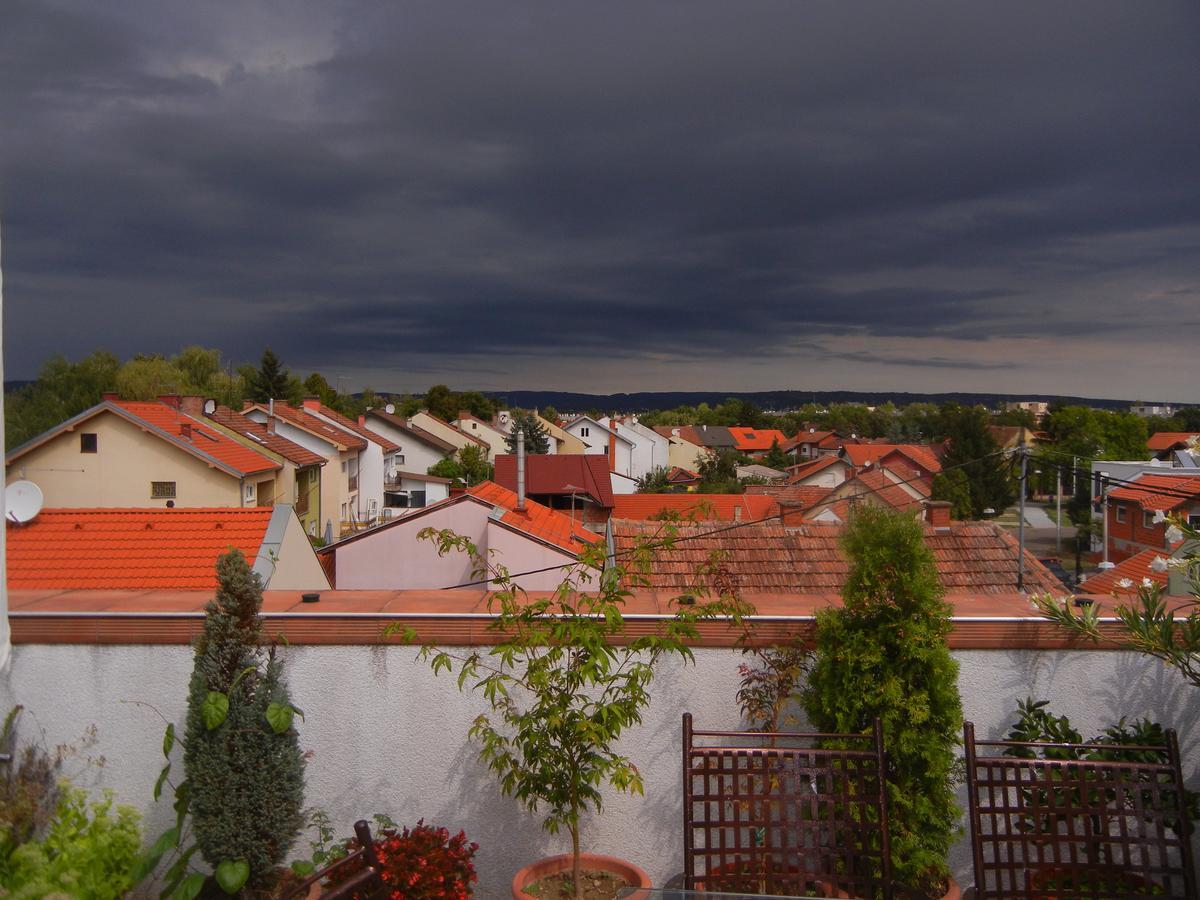 Villa Lucia - Apartments&Rooms Σλαβόνσκι Μπροντ Εξωτερικό φωτογραφία